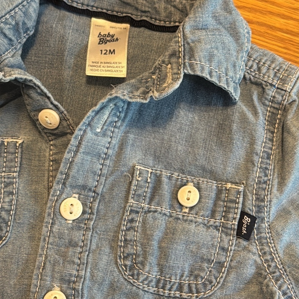Oshkosh baby B’Gosh  Blue Denim chambray long sleeve‎ Onesie size 12 mos - Picture 2 of 4